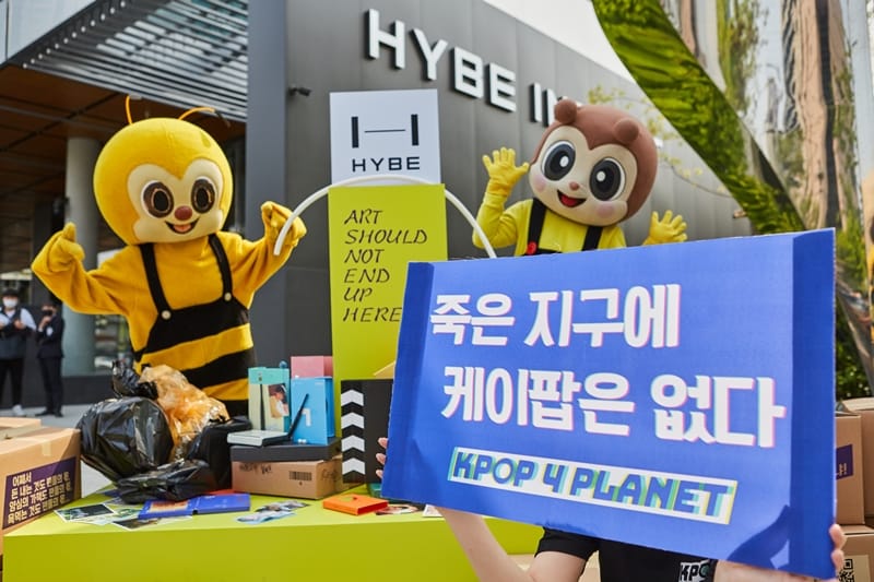 지난 4월 케이팝포플래닛 활동가들이 하이브 사옥 앞에서 플라스틱 앨범 생산 중단을 요구하는 캠페인을 벌이고 있다. /케이팝포플래닛