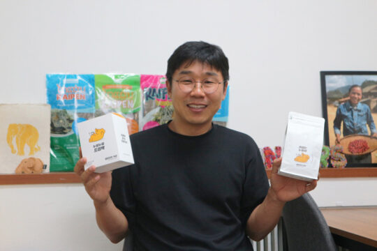 지난달 18일 서울 서초구 원더스 인터내셔널 사무실에서 만난 이성범 대표가 ‘옐로펀트 커피’ 드립백을 들고 있다. 옐로펀트 커피는 라오스 북부 지역의 소규모 농가가 원더스 지원을 받아 생산한 아라비카 커피다. /김어진 청년기자