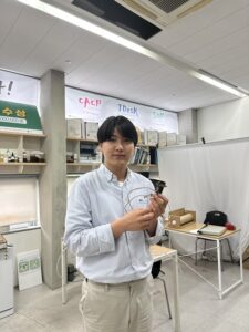 20일 대전 동구 대전대학교 사무실에서 나상훈 코코베리 대표가 딸기의 기는줄기를 소개하고 있다. /대전=정고은 청년기자