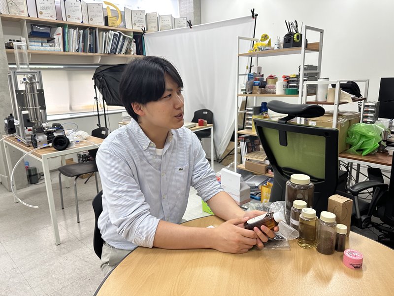 20일 대전 동구 대전대학교 사무실에서 나상훈 코코베리 대표가 딸기부산물을 업사이클링해 만든 제품을 소개하고 있다. /정고은 청년기자