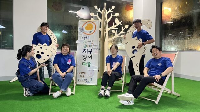 사각사각 팀원들이 중앙맨션의 YES 청년환경비축기지에서 단체 사진을 촬영하고 있다. /익산=최민아 청년 기자