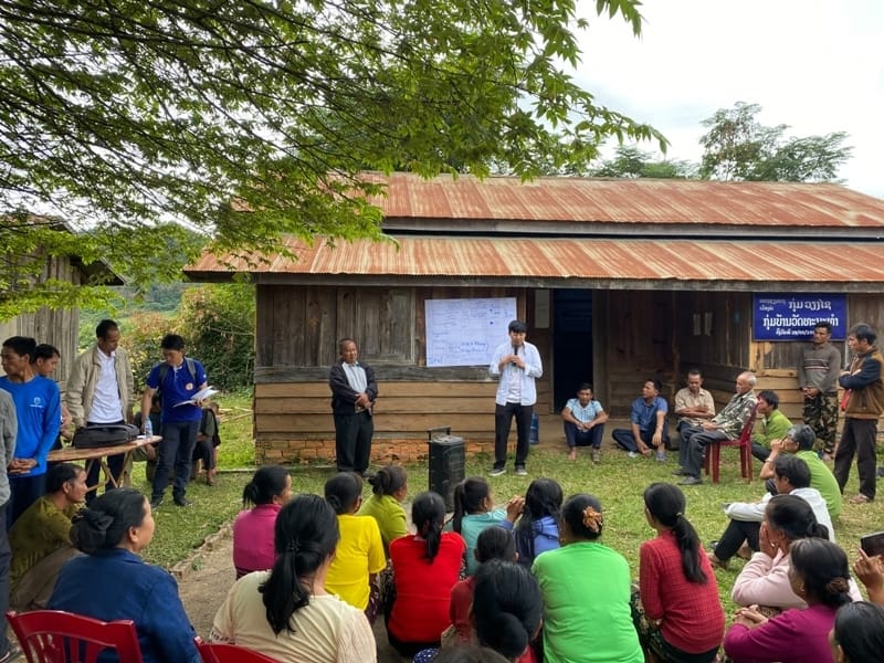 지난해 10월 이재원 그린굿스 대표가 라오스 시엥쿠앙주 캄군 포시마을 마을사무소에서 주민들에게 사업에 대한 설명을 하고 있다. /그린굿스