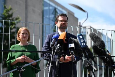 23일(현지 시각) 독일 베를린에서 마르코 부쉬만(오른쪽) 독일 법무부 장관과 리사 파우스 가족부 장관이 자기결정권법 제정안에 대해 기자회견을 하고 있다. /로이터 연합뉴스