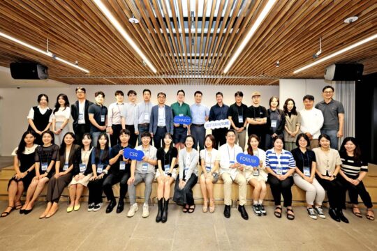28일 서울 성동구 헤이그라운드 성수시작점에서 열린 ‘CSR 커넥트 포럼’을 마치고 기업 사회공헌 담당자 등 관계자가 사진을 찍고 있다. /주민욱 C영상미디어 기자