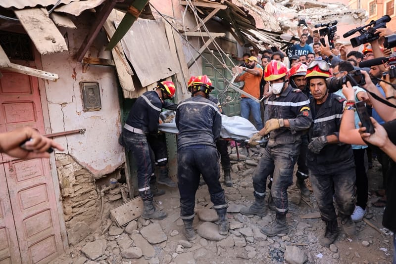 10일(현지 시각) 모로코 아미즈미즈 마을에서 구조대원들이 지진으로 숨진 희생자 시신을 옮기고 있다. /로이터 연합뉴스