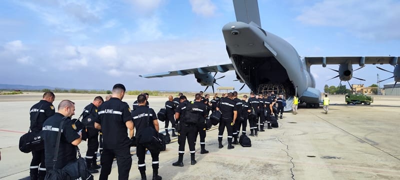 스페인군 긴급구조대(UME)가 10일(현지 시각) 스페인 사라고사 공군기지에서 모로코로 향하는 에어버스 A400 군용기에 탑승하고 있다. /AFP 연합뉴스