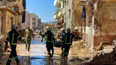 13일(현지 시각) 리비아 데르나시에서 이집트 구조대원들이 시신을 옮기고 있다. /로이터 연합뉴스