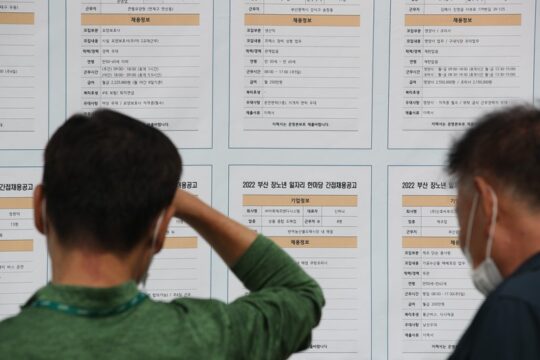 장노년 구인구직 박람회에서 노인 구직자들이 채용정보를 살펴보고 있다. 사진은 기사와 무관. /조선DB
