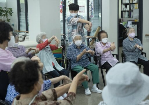 서울의 한 노인돌봄센터에서 실내체육활동을 하고 있다. 사진은 기사와 무관. /조선DB