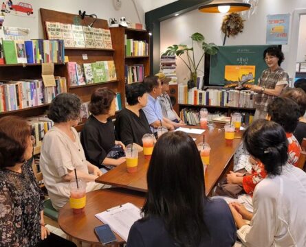 경기 김포 책방짙은에서 열린 '실버 그림책 테라피' 수업. /책방짙은