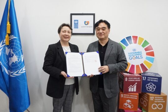 유엔개발계획(UNDP) 서울정책센터와 소상공인시장진흥공단은 9일 개발도상국 소상공인의 포용적 디지털 전환 지원을 위한 협력의향서를 체결했다. 사진은 앤 유프너(왼쪽) UNDP 서울정책센터 소장과 차원상 소상공인시장진흥공단 디지털혁신본부장. /UNDP