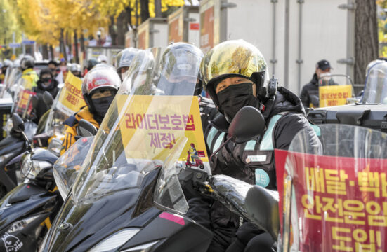 지난 2021년 11월 라이더유니온 조합원들이 배달 노동자 안전을 위한 법 제정을 요규하고 있다. /조선DB