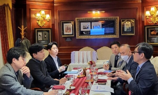 15일 서울 영등포구 켄싱턴호텔에서 ‘은둔형 외톨이 청소년 및 청년 지원기관 간담회’가 개최됐다. 이날 이랜드재단은 은둔형 외톨이 청소년을 지원하는 현장전문가들을 만나 문제를 파악하고, 지원을 위한 방법을 논의했다. /이랜드재단