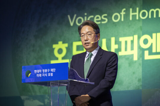 정재찬 교수는 "시, 소설, 수필 등 문학이 인류를 구원할 수는 없지만, 인간을 움직이는 원동력이 될 수는 있다"고 강조했다. /이건송 C영상미디어 기자
