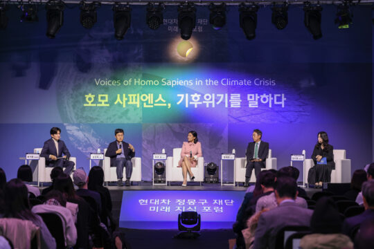 28일 서울 서초구 세빛섬 플로팅아일랜드에서 '2023 현대차정몽구재단 미래지식 포럼'이 열렸다. 사진은 1부 연사 대토론에 참여한 (왼쪽부터)최기환 아나운서, 김상욱 경희대 물리학과 교수, 리사 손 컬럼비아대 바너드컬리지 심리학과 교수, 정재찬 한양대 국어교육과 교수, 김시원 더나은미래 편집국장. /이건송 C영상미디어 기자