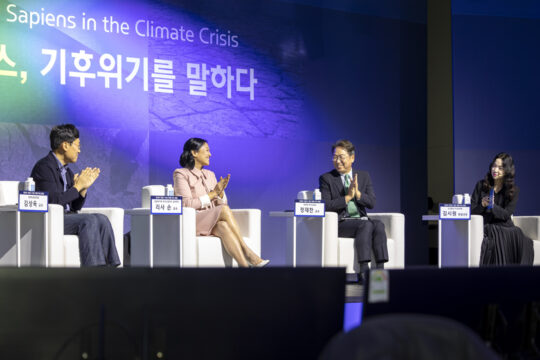 '2023 현대차정몽구재단 미래지식 포럼'에 참석한 (왼쪽부터)김상욱 경희대 물리학과 교수, 리사 손 컬럼비아대 바너드컬리지 심리학과 교수, 정재찬 한양대 국어교육과 교수가 1부 연사 대토론에서 관객들의 사전 질문에 답하고 있다. /이건송 C영상미디어 기자