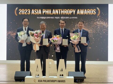 ‘2023 아시아 필란트로피 어워드(APA)’ 수상자들. (왼쪽부터) 김효진 사회복지공동모금회 경기지부 사무처장, 정인조 Global21 회장, 박길성 푸른나무재단 이사장, 백경학 푸르메재단 상임이사 /APA위원회