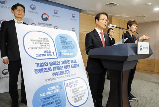 이정식 고용노동부 장관이 5월 11일 서울 종로구 정부청사에서 ‘제6차 장애인 고용촉진 및 직업재활 기본계획’을 발표하고 있다. /뉴스1