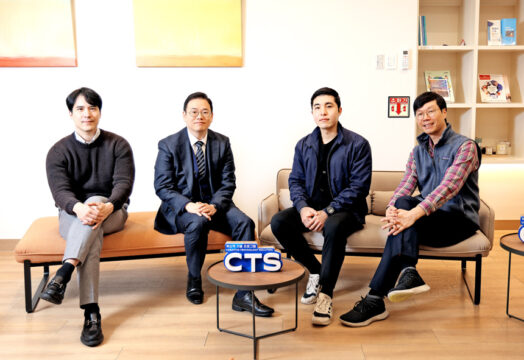 지난 15일 경기 성남 코이카 본부에서 진행된 좌담회에 참석한 (왼쪽부터)전경무 코이카 기업협력실장, 김민환 캐스트 대표, 오환종 티에이비 대표, 김정태 MYSC 대표. /성남=주민욱 C영상미디어 기자