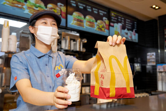 한국맥도날드 매장 직원이 친환경 재생페트(rPET)로 만든 컵에 담긴 ‘선데이 아이스크림’을 고객에게 건네고 있다. /맥도날드
