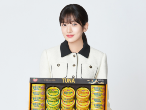 동원F&B 모델 안유진이 설 선물세트를 들고있다. /동원F&B