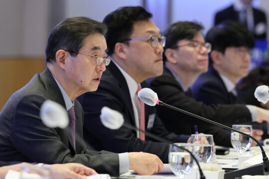 김윤 한국경제인협회 K-ESG 얼라이언스 회장이 24일 오전 서울 여의도 FKI타워 컨퍼런스센터에서 열린 제8차 K-ESG 얼라이언스 회의에서 개회사를 하고 있다. /뉴스1