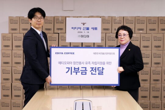 서울 영등포구 중앙보훈회관에서 열린 '에티오피아 참전용사 유족 자립 지원을 위한 기부금 전달식'에서 신동희 이디야커피 경영지원본부장과(왼쪽), 강길자 대한민국전몰군경미망인회 회장이 기념 촬영을 하고 있다. /이디야커피