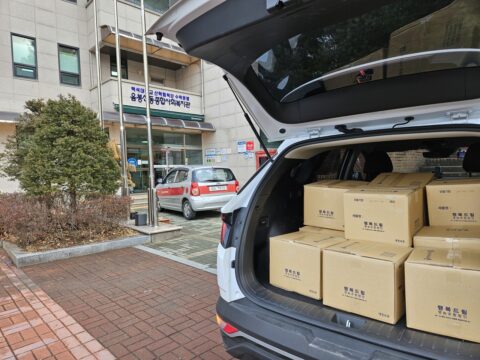 충남 아산시 음봉산동종합사회복지관에 유기농 우유를 배분하고 있다. /세이브더칠드런 서부지역본부