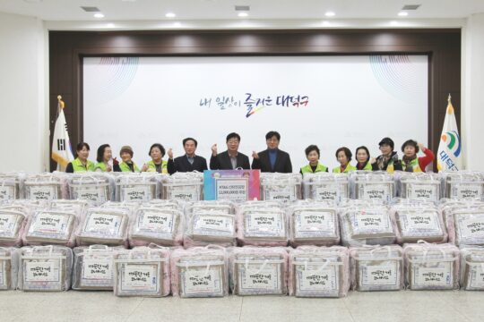 지난 2023년 대전 사랑의열매, KT&G 신탄진공장, 대덕구자원봉사센터는 설 명절을 맞아 취약계층을 위한 난방용품 지원사업을 펼쳤다. /사회복지공동모금회