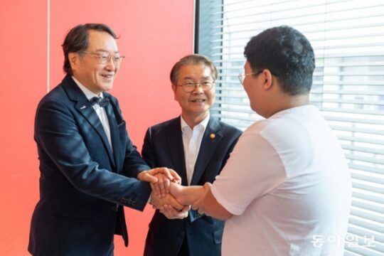 8일 서울 강서구 방화동 소재 음식점에서 이정식 고용노동부 장관(가운데)이 월드비전 가족돌봄청소년 A군을 만나 격려하고 있다. /월드비전