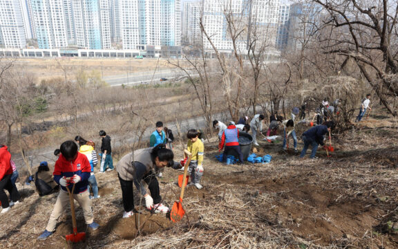 23일 서울환경연합이 개최한 15회 온난화 식목일 행사 ‘우리의 상상은 숲이된다' 현장에서 참여자들이 나무를 심고 있다. /서울환경연합