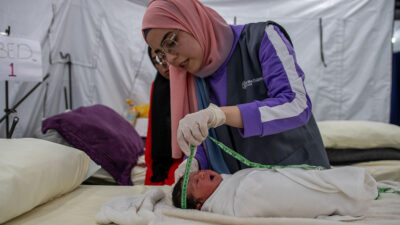 세이브더칠드런 의료팀의 조산사 데나(24)씨가 가자지구 의료실에서 태어난 첫번째 신생아 라나를 살펴보고 있다. /세이브더칠드런