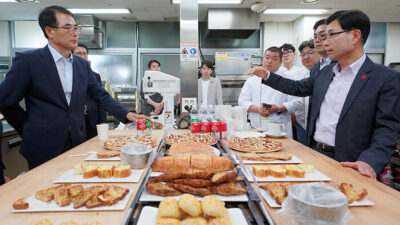 (왼쪽부터) 4일 서울 성동구에 위치한 신세계푸드 R&D 센터에서 장충남 남해군청 군수와 공병천 신세계푸드 베이커리 본부장이 ‘남해 마늘’ 활용 베이커리 제품들을 시식해 보고 있다. /신세계푸드