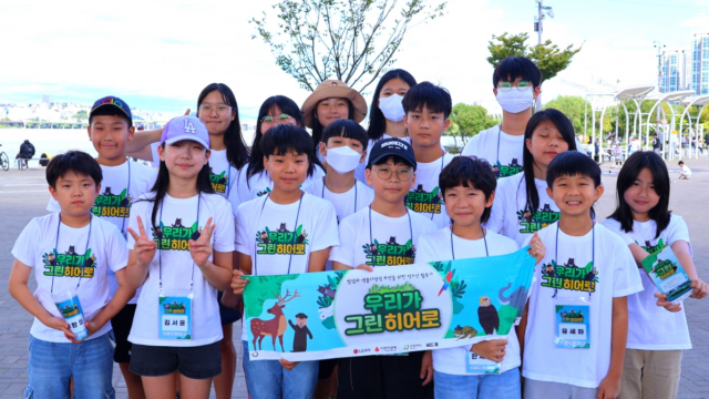 LG화학과 '우리가 그린히어로' 2기 청소년 활동가들은 22일 잠수교 축제에서 부스를 마련해 방문객들에게 밤섬의 생물다양성을 알렸다. /LG화학