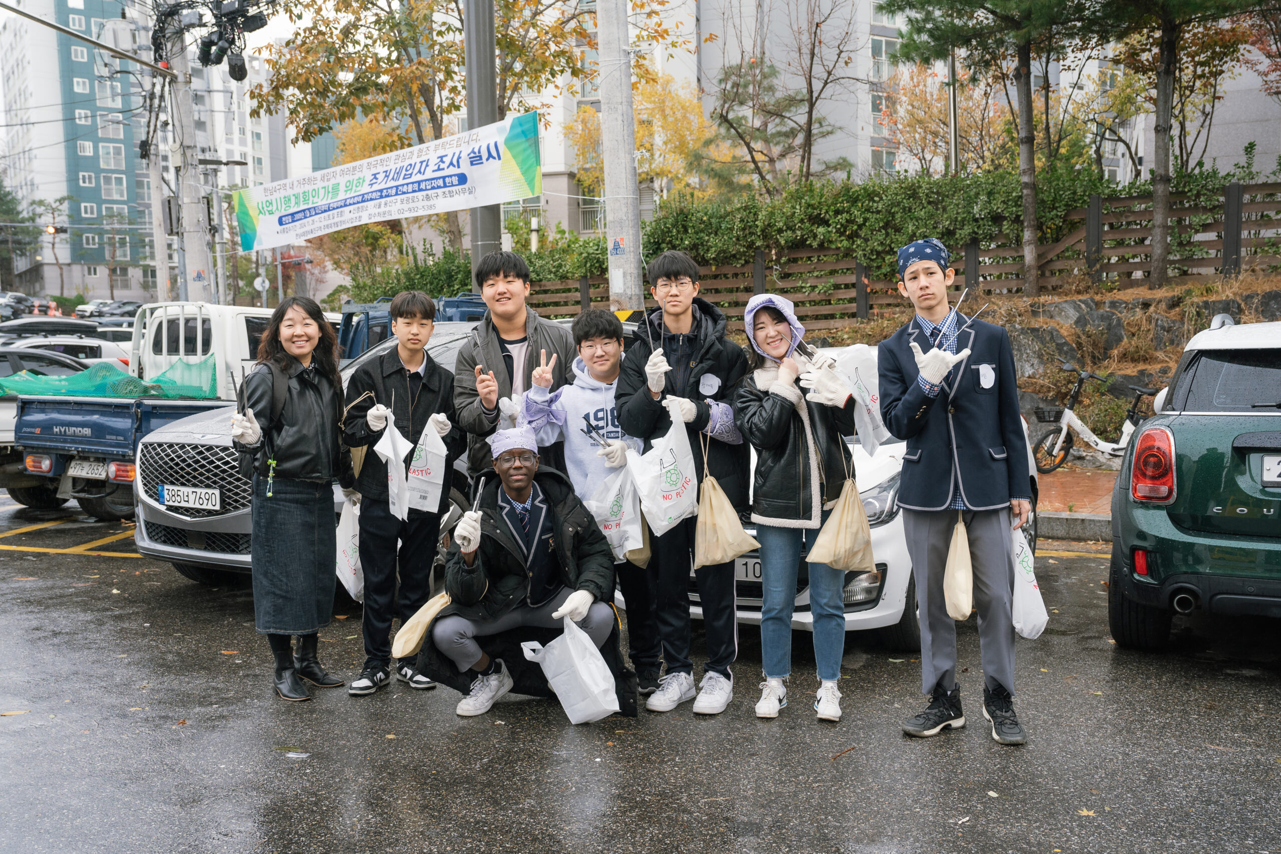 행복나눔재단 직원과 청소년들이 용산구 일대에서 플로깅을 진행했다. /행복나눔재단