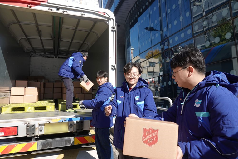 서울 서대문구 충정로 구세군 대한본영에서 CJ대한통운과 직원들이 자선모금 물품이 담긴 택배상자들을 트럭에 싣고 있다. /CJ대한통운