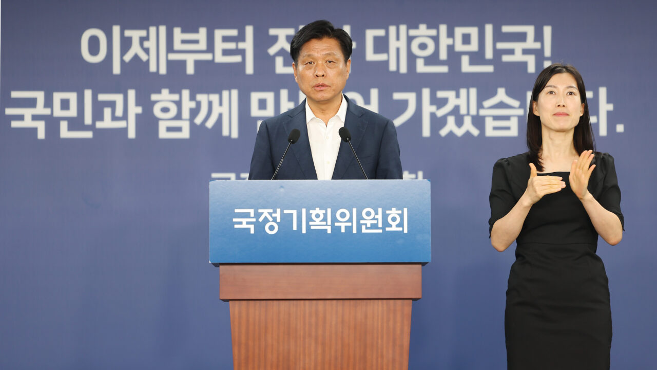 조승래 국정기획위원회 대변인이 7월 1일 서울 종로구 정부서울청사에서 브리핑을 하고 있다. 조 대변인은 이날 사회연대경제(구 사회적경제) TF를 신설할 것이라고 밝혔다. /연합뉴스