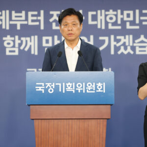 조승래 국정기획위원회 대변인이 7월 1일 서울 종로구 정부서울청사에서 브리핑을 하고 있다. 조 대변인은 이날 사회연대경제(구 사회적경제) TF를 신설할 것이라고 밝혔다. /연합뉴스