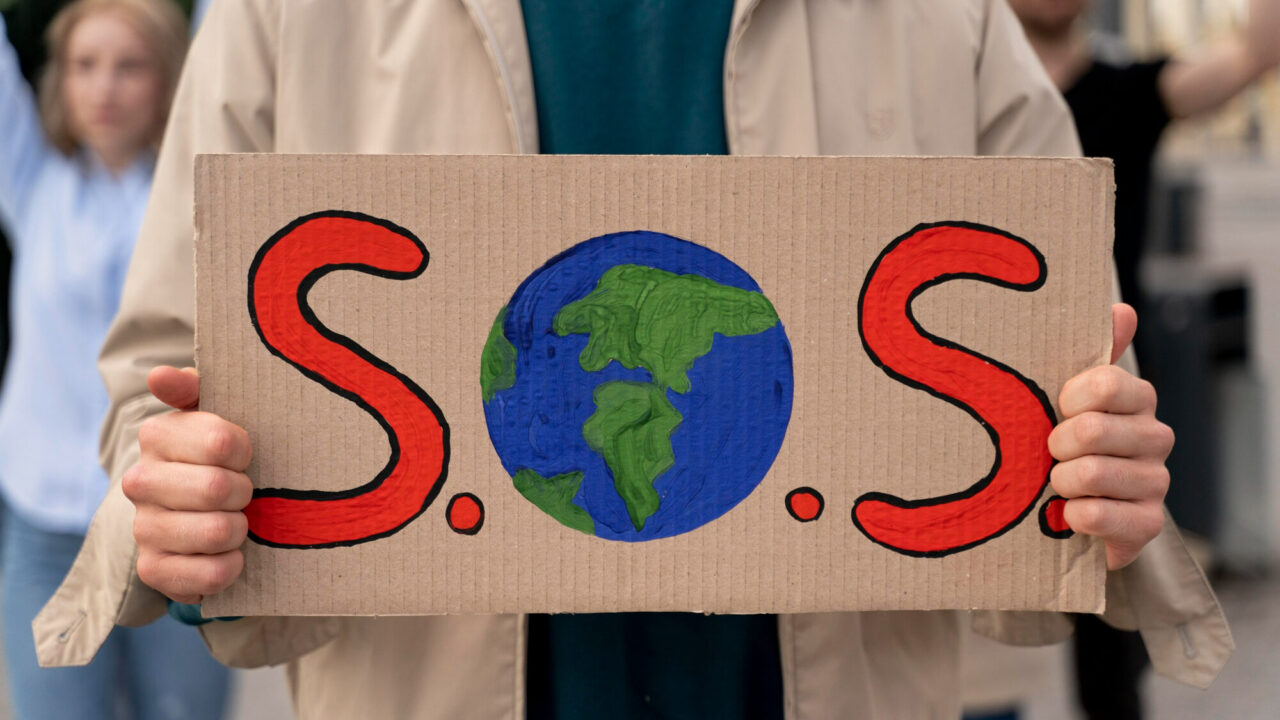 기후솔루션 설문조사 결과 국민 대다수가 기후위기를 체감하고 있으며 기후위기가 건강에 영향을 미친다고 응답했다. /Freepik