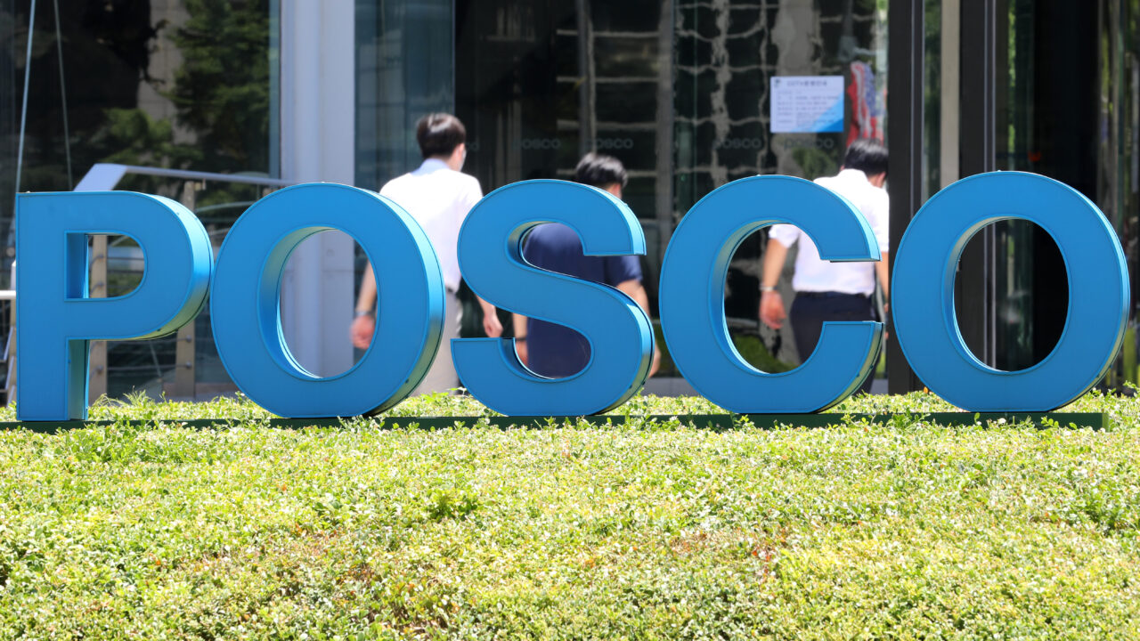 스틸워치의 ‘철강 기업 스코어카드 2026’에 따르면 포스코는 18개 기업 중 15위를 기록했으며, 고로 중심 생산 구조를 유지한 채 설비 전환 계획이 부족하다는 지적을 받았다. /포스코