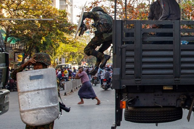 지난 2월 미얀마 만달레이에서 한 군인이 군용트럭에서 뛰어내리고 있다.