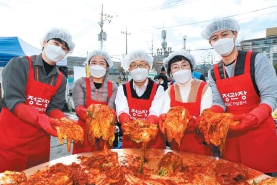 지난달 29일 KGC인삼공사가 대덕구청 청렴관 앞 광장에서 '사랑의 김장나눔 행사'를 진행했다. KGC인삼공사는 이번 행사를 통해 1억원 상당의 김치와 홍삼 제품을 취약 계층에게 전달했다.