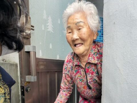 관악정다운의료복지사회적협동조합이 실시하는 '허약노인 의료·영양 중재 시범사업' 대상자 박맹년(90)씨가 지난달 26일 조합원으로부터 도시락을 전달받고 있다.