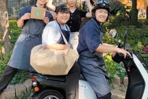 서울시사회적경제지원센터 '청년로컬액션' 사업에 참가한 김동주(맨 왼쪽) '물꼬' 대표와 팀원들.