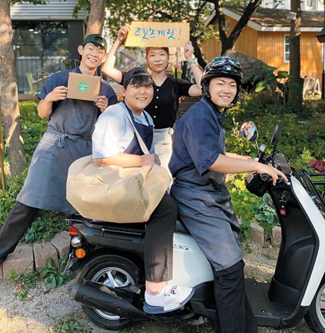 서울시사회적경제지원센터 '청년로컬액션' 사업에 참가한 김동주(맨 왼쪽) '물꼬' 대표와 팀원들.