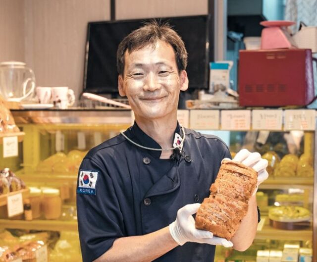 경남 남해에서 매일 아침 등굣길 아이들에게 무료로 빵을 나눠줘 온 제빵사 김쌍식씨. 