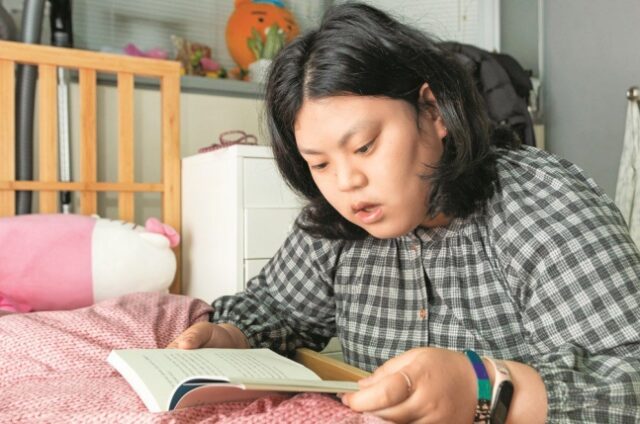 장애인 시설을 떠나 지난해 7월 서울 영등포구에 새 보금자리를 마련한 박혜영씨가 가장 좋아하는 책 '하고 싶은 대로 살아도 괜찮아'를 소리 내 읽고있다.