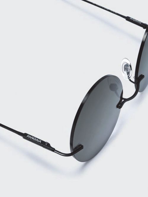 지난해 9월 친환경 패션 브랜드 판가이아가 출시한 선글라스. 이 제품의 렌즈는 트웰브의 탄소 포집·활용(CCU) 기술을 통해 만들어졌다.