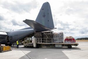 뉴질랜드 공군이 C-130 허큘리스 수송기에 해저 화산 폭발로 피해를 입은 통가 주민을 위한 구호물품을 싣고 있다. 이 구호물품은 당초 이번 주 초에 보내질 예정이었으나 통가 수도 누쿠알로파 공항 활주로가 두꺼운 화산재로 덮여 있었던 탓에 출발이 지연됐다. /로이터 연합뉴스
