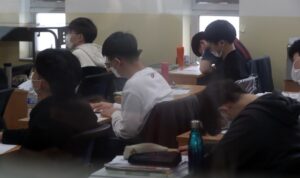 서울 강남구 대치동 종로학원에서 학생들이 마스크를 착용한 상태로 수업을 듣고 있다. /조선DB